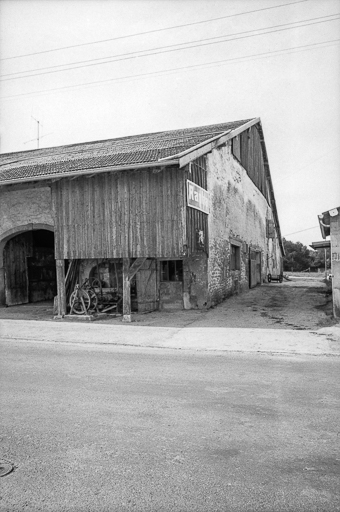 Partie gauche de la façade sur rue et façade postérieure. © Gilbert Poinsot / Région Bourgogne-Franche-Comté, Inventaire du patrimoine - 1975