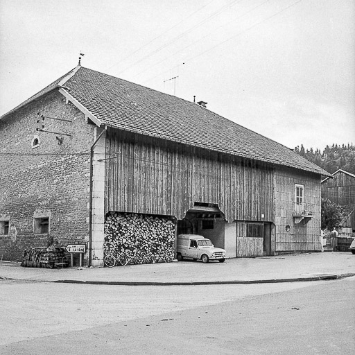 Ferme cadastrée 1962 E 281 bis : façade latérale gauche. © Gilbert Poinsot / Région Bourgogne-Franche-Comté, Inventaire du patrimoine - 1975