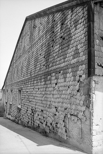 Ferme cadastrée 1962 E 106, 346-347 : façade avec tavaillons. © Gilbert Poinsot / Région Bourgogne-Franche-Comté, Inventaire du patrimoine - 1975