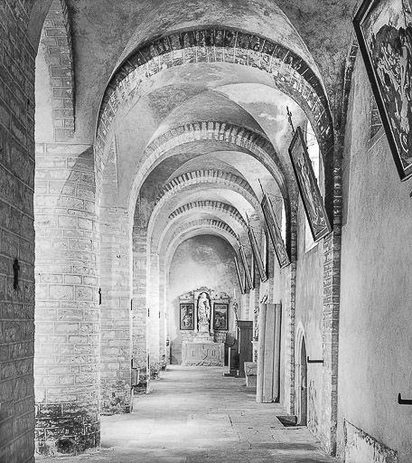 Abbatiale : vue du collatéral sud. © Yves Sancey / Région Bourgogne-Franche-Comté, Inventaire du patrimoine - 1975