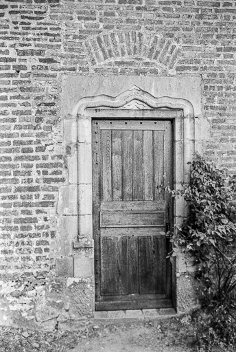 Extérieur : porte latérale. © Guy Forestier / Région Bourgogne-Franche-Comté, Inventaire du patrimoine - 1975