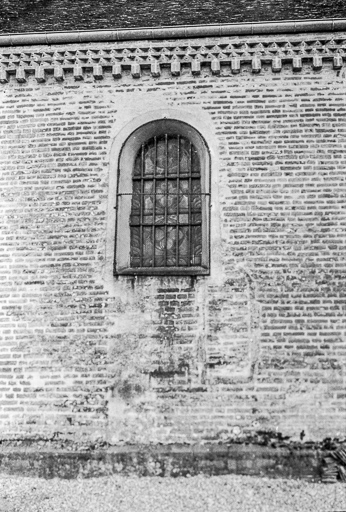 Extérieur : baie latérale. © Guy Forestier / Région Bourgogne-Franche-Comté, Inventaire du patrimoine - 1975