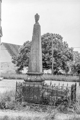 Monument sépulcral daté de 1864, devant l'église : face latérale. © Guy Forestier / Région Bourgogne-Franche-Comté, Inventaire du patrimoine - 1975