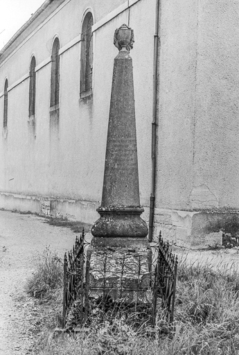 Monument sépulcral daté de 1864, devant l'église : face antérieure. © Guy Forestier / Région Bourgogne-Franche-Comté, Inventaire du patrimoine - 1975