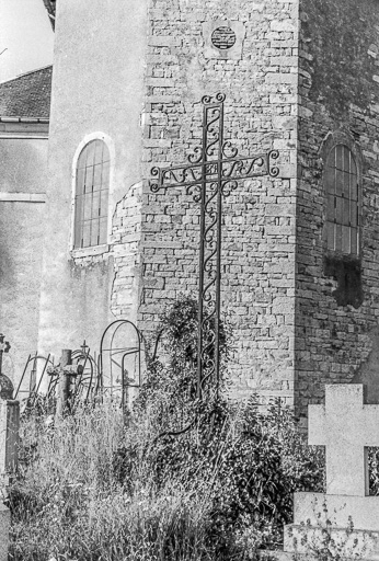 Croix du cimetière de 1891 : vue générale. © Guy Forestier / Région Bourgogne-Franche-Comté, Inventaire du patrimoine - 1975