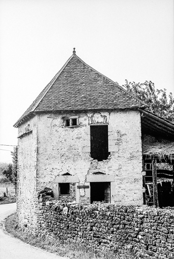 Maison de Charles Nodier : le pigeonnier. © Bernard Pontefract / Région Bourgogne-Franche-Comté, Inventaire du patrimoine - 1975
