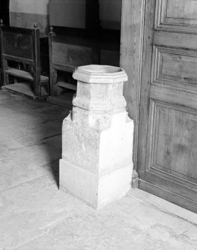 Vue d'un bénitier. © Yves Sancey / Région Bourgogne-Franche-Comté, Inventaire du patrimoine - 1975
