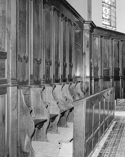 Stalles et lambris du choeur. Mur gauche, vue de trois quarts. © Yves Sancey / Région Bourgogne-Franche-Comté, Inventaire du patrimoine - 1975