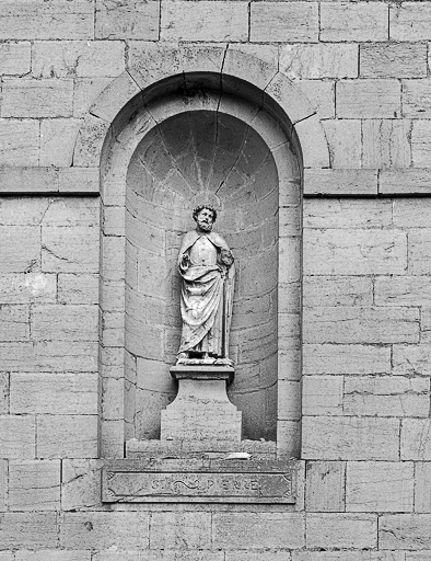 Statue de saint Pierre située dans la niche gauche de la façade : vue d'ensemble. © Yves Sancey / Région Bourgogne-Franche-Comté, Inventaire du patrimoine - 1975