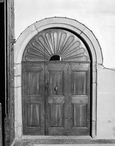 Porte de la sacristie, guichet ouvert. © Yves Sancey / Région Bourgogne-Franche-Comté, Inventaire du patrimoine - 1975