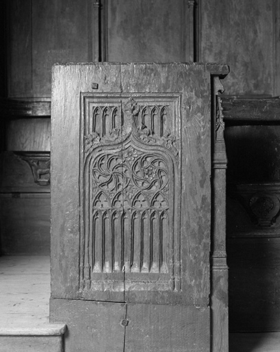 Stalles nord : jouée ouest du premier groupe des stalles basses. © Yves Sancey / Région Bourgogne-Franche-Comté, Inventaire du patrimoine - 1975