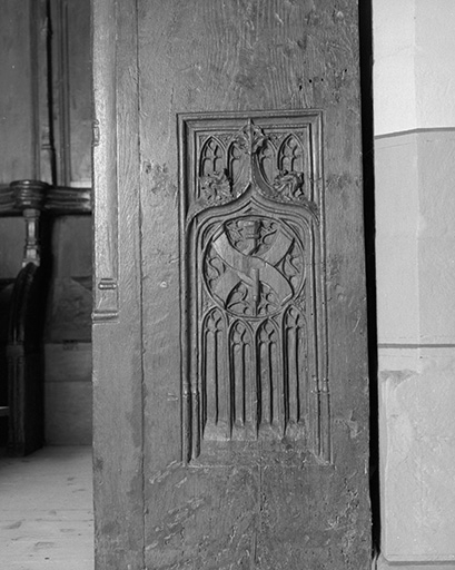 Stalles sud : jouée ouest des stalles hautes, panneau inférieur. © Yves Sancey / Région Bourgogne-Franche-Comté, Inventaire du patrimoine - 1975