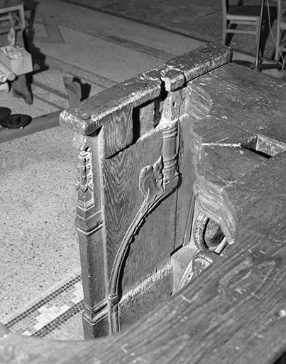 Stalles nord : jouée ouest du premier groupe des stalles basses, face interne. © Yves Sancey / Région Bourgogne-Franche-Comté, Inventaire du patrimoine - 1975