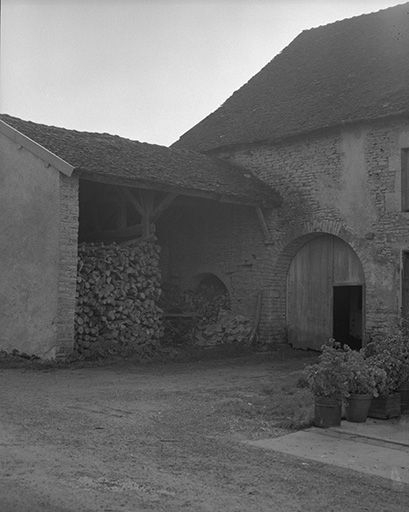 Bûcher et porte de grange. © Bernard Lardière / Région Bourgogne-Franche-Comté, Inventaire du patrimoine - 1975