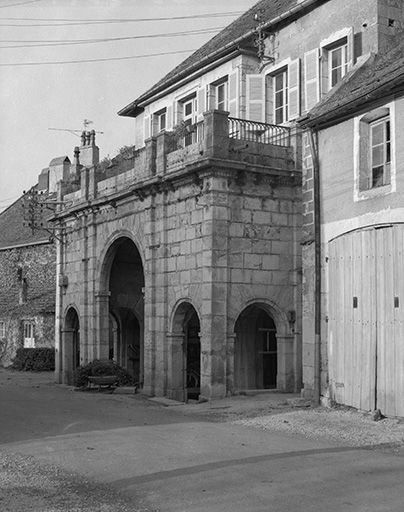 Façade antérieure vue de trois quarts droit. © Bernard Lardière / Région Bourgogne-Franche-Comté, Inventaire du patrimoine - 1975