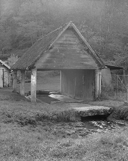 Vue d'ensemble avec le déversoir. © Bernard Lardière / Région Bourgogne-Franche-Comté, Inventaire du patrimoine - 1975