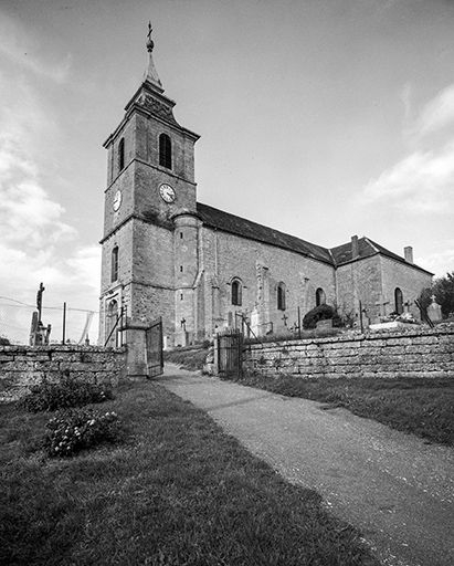Tour-clocher et façade latérale droite. © Yves Sancey / Région Bourgogne-Franche-Comté, Inventaire du patrimoine - 1975