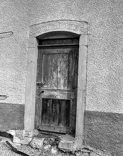 Ferme située au lieu-dit Les Charmottes : porte d'entrée latérale. © Dominique Humbert / Région Bourgogne-Franche-Comté, Inventaire du patrimoine - 1976
