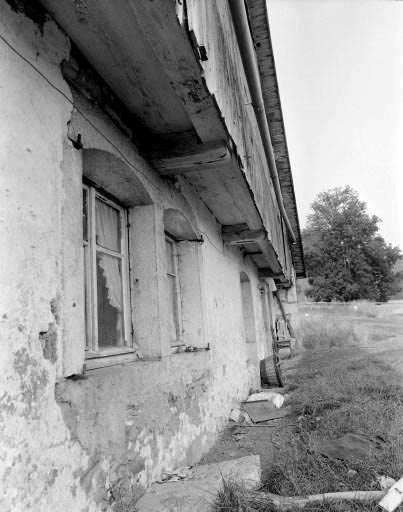 Extérieur : façade antérieure, détail : surplomb de la lambrechure. © Dominique Humbert / Région Bourgogne-Franche-Comté, Inventaire du patrimoine - 1976