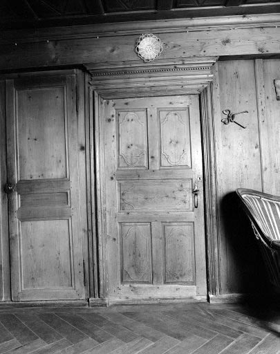 Intérieur : le "poêle", porte d'une chambre. © Dominique Humbert / Région Bourgogne-Franche-Comté, Inventaire du patrimoine - 1976 Intérieur : le "poêle", porte d'une chambre. © Dominique Humbert / Région Bourgogne-Franche-Comté, Inventaire du patrimoine - 1976