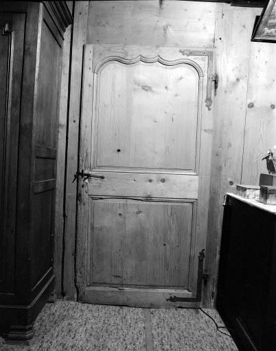Intérieur : porte en résineux. © Dominique Humbert / Région Bourgogne-Franche-Comté, Inventaire du patrimoine - 1976 Intérieur : porte en résineux. © Dominique Humbert / Région Bourgogne-Franche-Comté, Inventaire du patrimoine - 1976