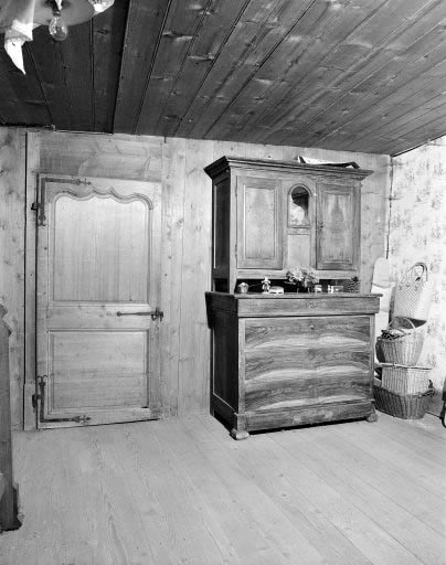 Intérieur : chambre droite. © Dominique Humbert / Région Bourgogne-Franche-Comté, Inventaire du patrimoine - 1976 Intérieur : chambre droite. © Dominique Humbert / Région Bourgogne-Franche-Comté, Inventaire du patrimoine - 1976