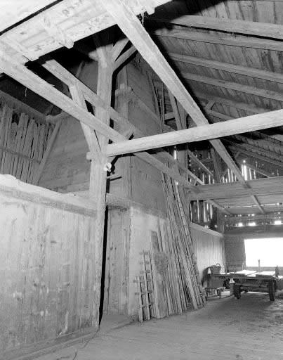 Hotte du "tué" droit vu depuis l'aire de roulage. © Dominique Humbert / Région Bourgogne-Franche-Comté, Inventaire du patrimoine - 1976 Hotte du "tué" droit vu depuis l'aire de roulage. © Dominique Humbert / Région Bourgogne-Franche-Comté, Inventaire du patrimoine - 1976