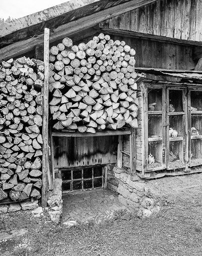 Détail : fenêtre de l'écurie. © Dominique Humbert / Région Bourgogne-Franche-Comté, Inventaire du patrimoine - 1976