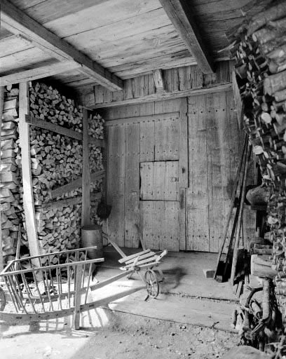 Façade postérieure : porte de grange. © Dominique Humbert / Région Bourgogne-Franche-Comté, Inventaire du patrimoine - 1976