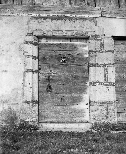 Extérieur : porte sur le mur gouttereau. © Dominique Humbert / Région Bourgogne-Franche-Comté, Inventaire du patrimoine - 1976