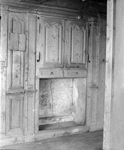 Intérieur : le "poêle", placards derrière la cheminée. © Dominique Humbert / Région Bourgogne-Franche-Comté, Inventaire du patrimoine - 1976 Intérieur : le "poêle", placards derrière la cheminée. © Dominique Humbert / Région Bourgogne-Franche-Comté, Inventaire du patrimoine - 1976