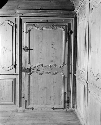 Intérieur : le "poêle", détail : une porte. © Dominique Humbert / Région Bourgogne-Franche-Comté, Inventaire du patrimoine - 1976 Intérieur : le "poêle", détail : une porte. © Dominique Humbert / Région Bourgogne-Franche-Comté, Inventaire du patrimoine - 1976