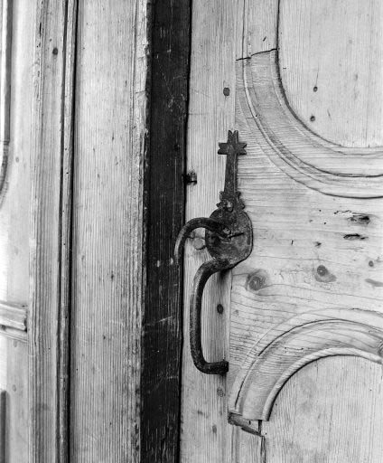 Intérieur : le "poêle", poignée de porte. © Dominique Humbert / Région Bourgogne-Franche-Comté, Inventaire du patrimoine - 1976 Intérieur : le "poêle", poignée de porte. © Dominique Humbert / Région Bourgogne-Franche-Comté, Inventaire du patrimoine - 1976