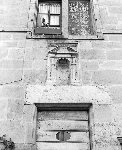 Détail : niche sur la façade antérieure. © Dominique Humbert / Région Bourgogne-Franche-Comté, Inventaire du patrimoine - 1976 Détail : niche sur la façade antérieure. © Dominique Humbert / Région Bourgogne-Franche-Comté, Inventaire du patrimoine - 1976