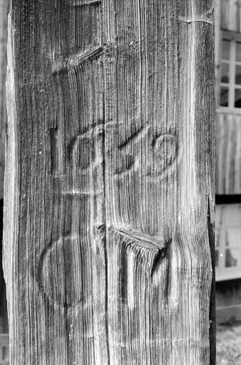 Ferme 4 : date et initiales sur la lambrechure. © Yves Sancey / Région Bourgogne-Franche-Comté, Inventaire du patrimoine - 1976