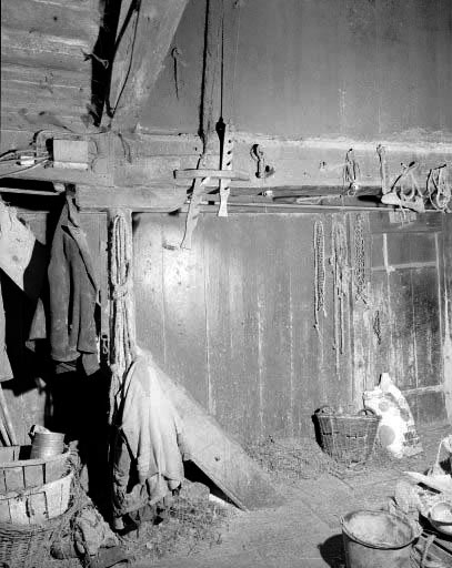 Pièce du "tué" : escalier de la grange et crémaillère des "manteaux" du "tué". © Dominique Humbert / Région Bourgogne-Franche-Comté, Inventaire du patrimoine - 1976