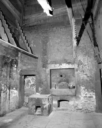 Intérieur : base du grand "tué" , four et bûcher. © Dominique Humbert / Région Bourgogne-Franche-Comté, Inventaire du patrimoine - 1976 Intérieur : base du grand "tué" , four et bûcher. © Dominique Humbert / Région Bourgogne-Franche-Comté, Inventaire du patrimoine - 1976
