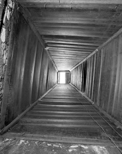 Intérieur : le petit "tué" vu depuis le bas. © Dominique Humbert / Région Bourgogne-Franche-Comté, Inventaire du patrimoine - 1976 Intérieur : le petit "tué" vu depuis le bas. © Dominique Humbert / Région Bourgogne-Franche-Comté, Inventaire du patrimoine - 1976