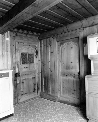 Intérieur : porte du poêle derrière le grand "tué". © Dominique Humbert / Région Bourgogne-Franche-Comté, Inventaire du patrimoine - 1976 Intérieur : porte du poêle derrière le grand "tué". © Dominique Humbert / Région Bourgogne-Franche-Comté, Inventaire du patrimoine - 1976