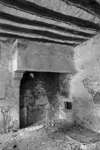 Intérieur des parties agricoles : la cheminée de la cuisine. © Gilbert Poinsot / Région Bourgogne-Franche-Comté, Inventaire du patrimoine - 1976 Intérieur des parties agricoles : la cheminée de la cuisine. © Gilbert Poinsot / Région Bourgogne-Franche-Comté, Inventaire du patrimoine - 1976