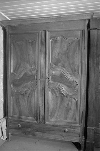 Armoire (n° 1) en noyer et à deux portes. © Gilbert Poinsot / Région Bourgogne-Franche-Comté, Inventaire du patrimoine - 1976