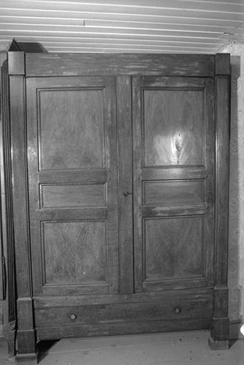 Armoire (n° 2) à deux portes et pieds droits. © Gilbert Poinsot / Région Bourgogne-Franche-Comté, Inventaire du patrimoine - 1976