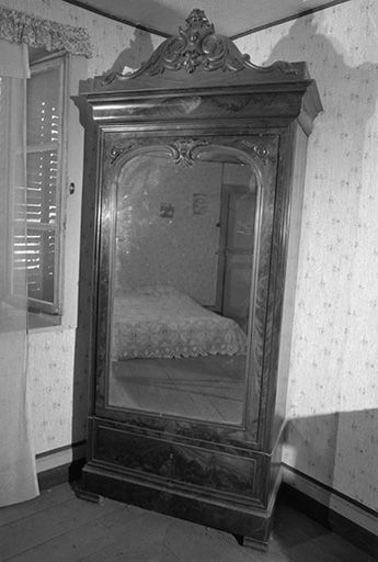 Armoire (n° 5) : à une porte. © Gilbert Poinsot / Région Bourgogne-Franche-Comté, Inventaire du patrimoine - 1976