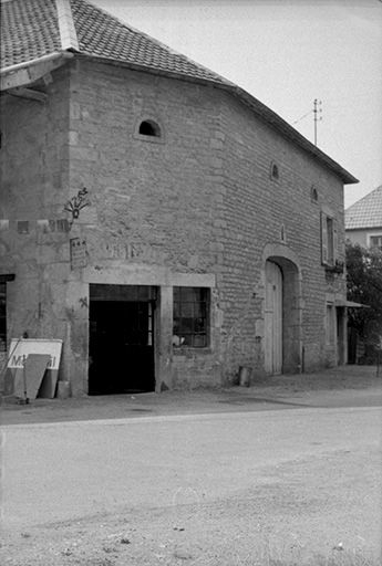 Ferme située Grande Rue, côté rue du Tilleul : façade antérieure. © Liliane Hamelin / Région Bourgogne-Franche-Comté, Inventaire du patrimoine - 1976