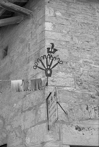 Ferme située Grande Rue, côté rue du Tilleul :  enseigne de maréchal-ferrant. © Liliane Hamelin / Région Bourgogne-Franche-Comté, Inventaire du patrimoine - 1976