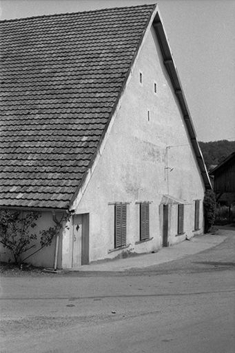 Ferme située à l'angle de la rue du Chalet et de la Grande Rue : façade donnant sur la Grande Rue. © Liliane Hamelin / Région Bourgogne-Franche-Comté, Inventaire du patrimoine - 1976