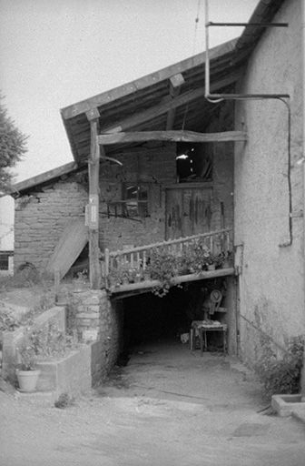 Façade latérale gauche : le pont de grange. © Liliane Hamelin / Région Bourgogne-Franche-Comté, Inventaire du patrimoine - 1976