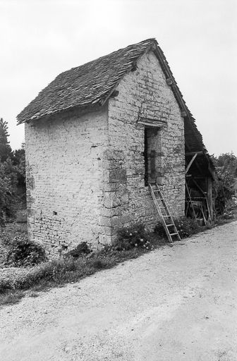 Toit à porc (soue) vue de trois quarts gauche. © Gilbert Poinsot / Région Bourgogne-Franche-Comté, Inventaire du patrimoine - 1976 Toit à porc (soue) vue de trois quarts gauche. © Gilbert Poinsot / Région Bourgogne-Franche-Comté, Inventaire du patrimoine - 1976