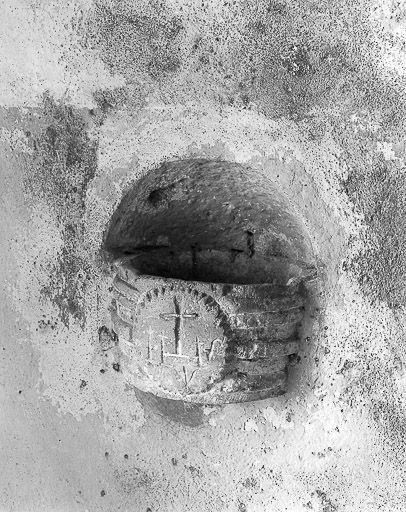 Intérieur : bénitier à gauche de l'entrée. © Dominique Humbert / Région Bourgogne-Franche-Comté, Inventaire du patrimoine - 1976