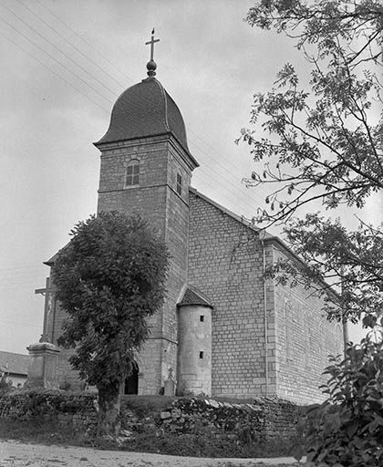 Façade antérieure de trois quarts droit. © Dominique Humbert / Région Bourgogne-Franche-Comté, Inventaire du patrimoine - 1976